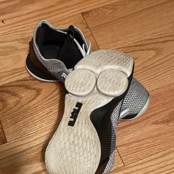 Nike Lebron James Witness IV - Picture 3 of 5
